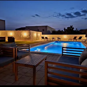 Lucy With Heated Saltwater Pool And Free Private Parking Апартаменты
